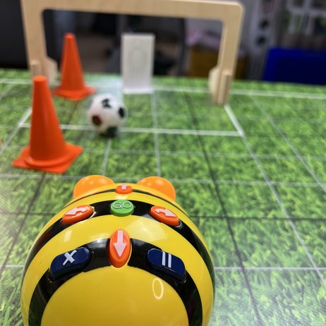 Bee-Bot auf Fußballfeld-Robotermatte