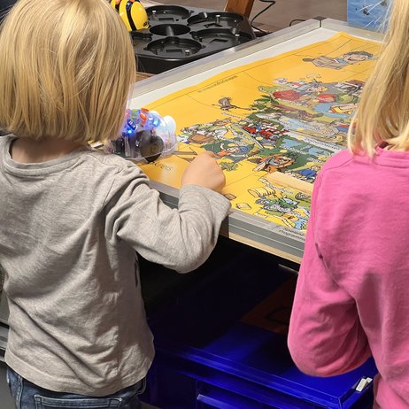 Kind vor individueller Robotermatte Zollernalbkreis